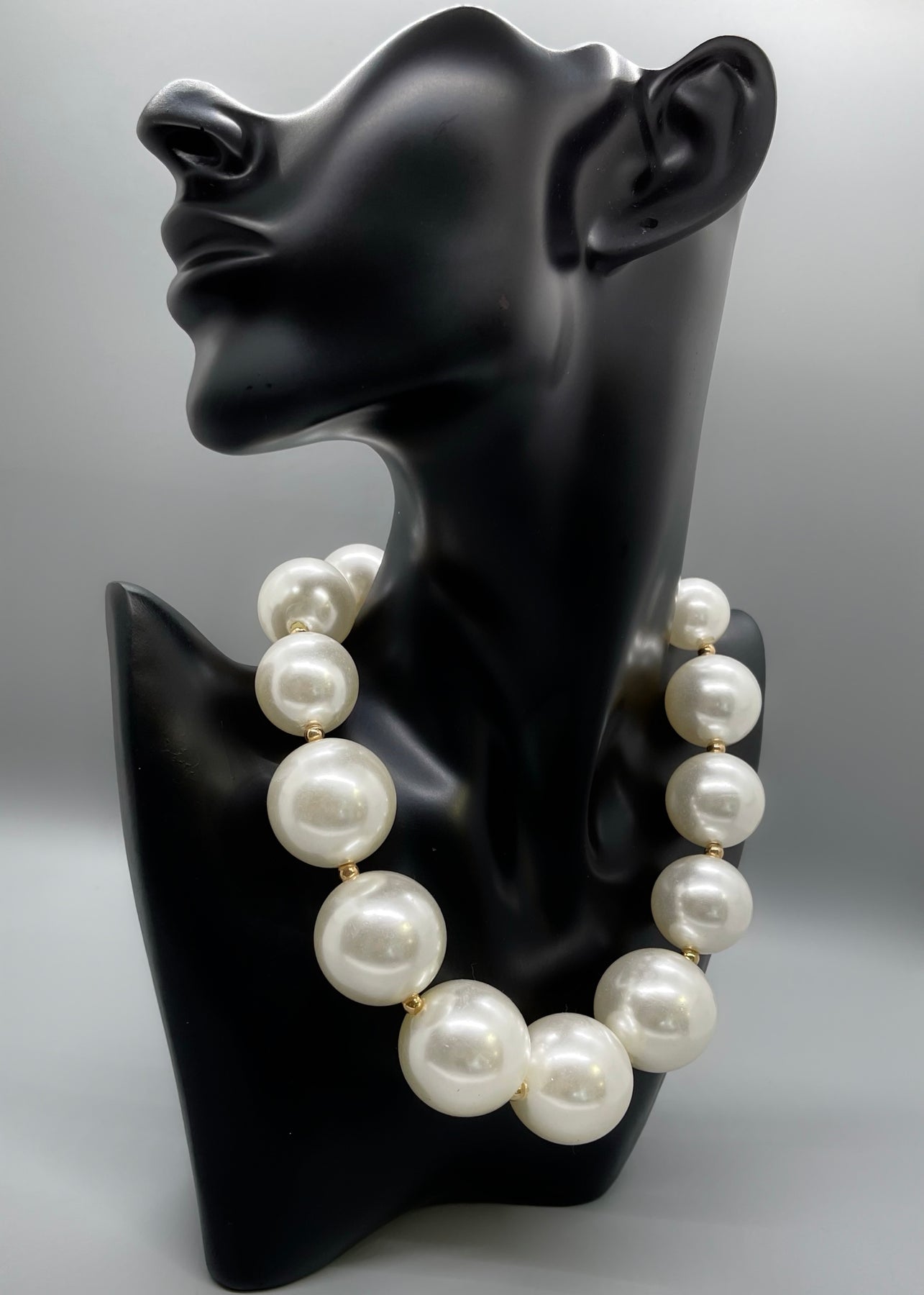VINTAGE 1970S / 1980S HUGE FAUX GLOSSY IVORY OFF WHITE PEARL NECKLAC –  Vintage Clothing & Fashions | Midnight Glamour